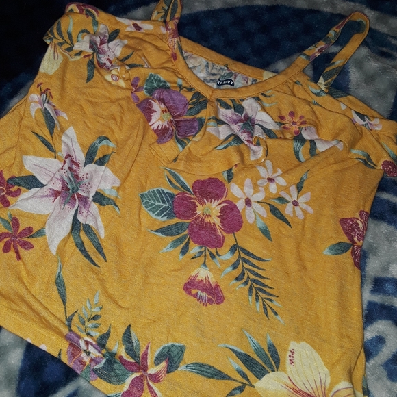 ⭐Old Navy Ruffle Sweater Tanktop - Picture 2 of 9